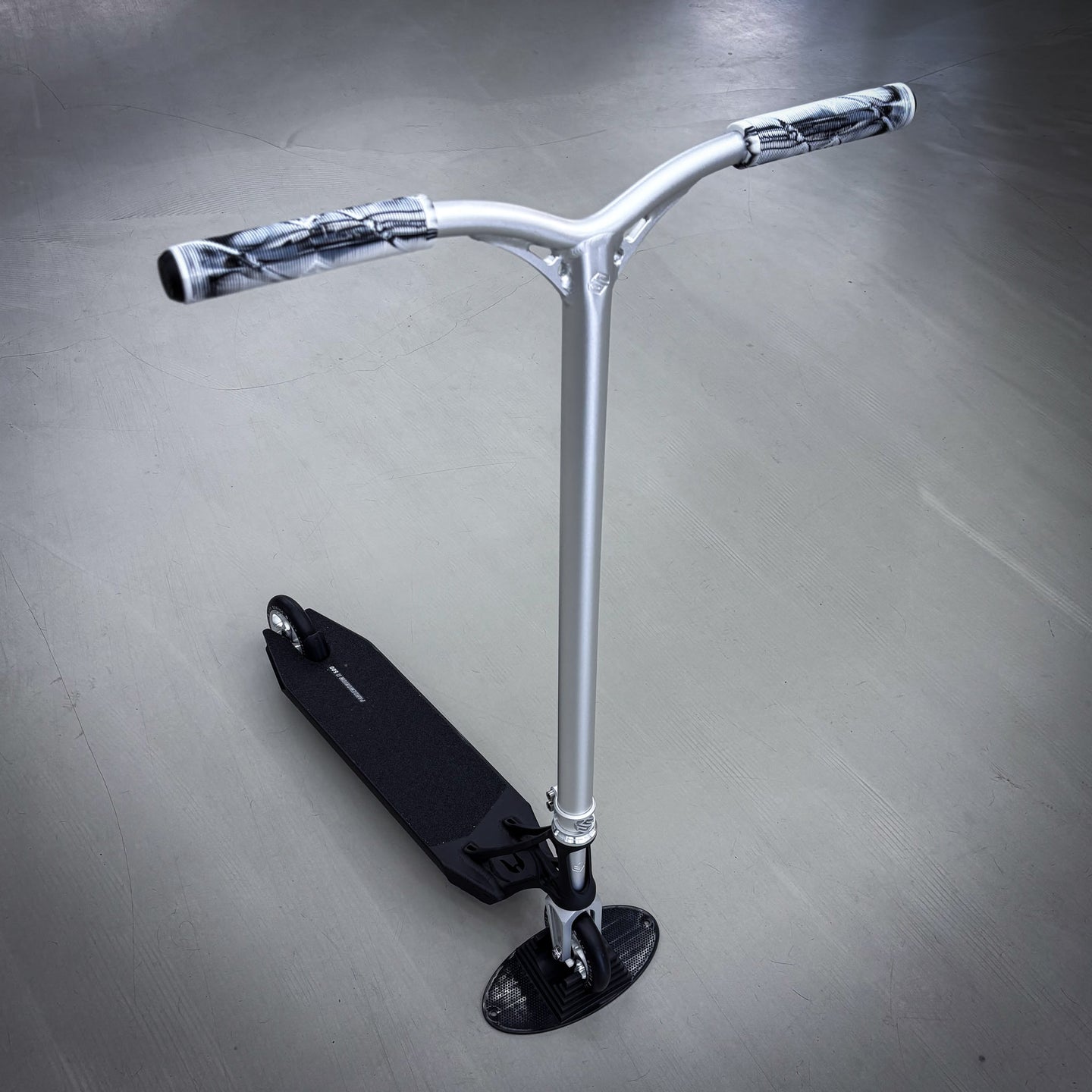 Striker Pande Black/Silver Custom Build - Black/Silver- ScootWorld