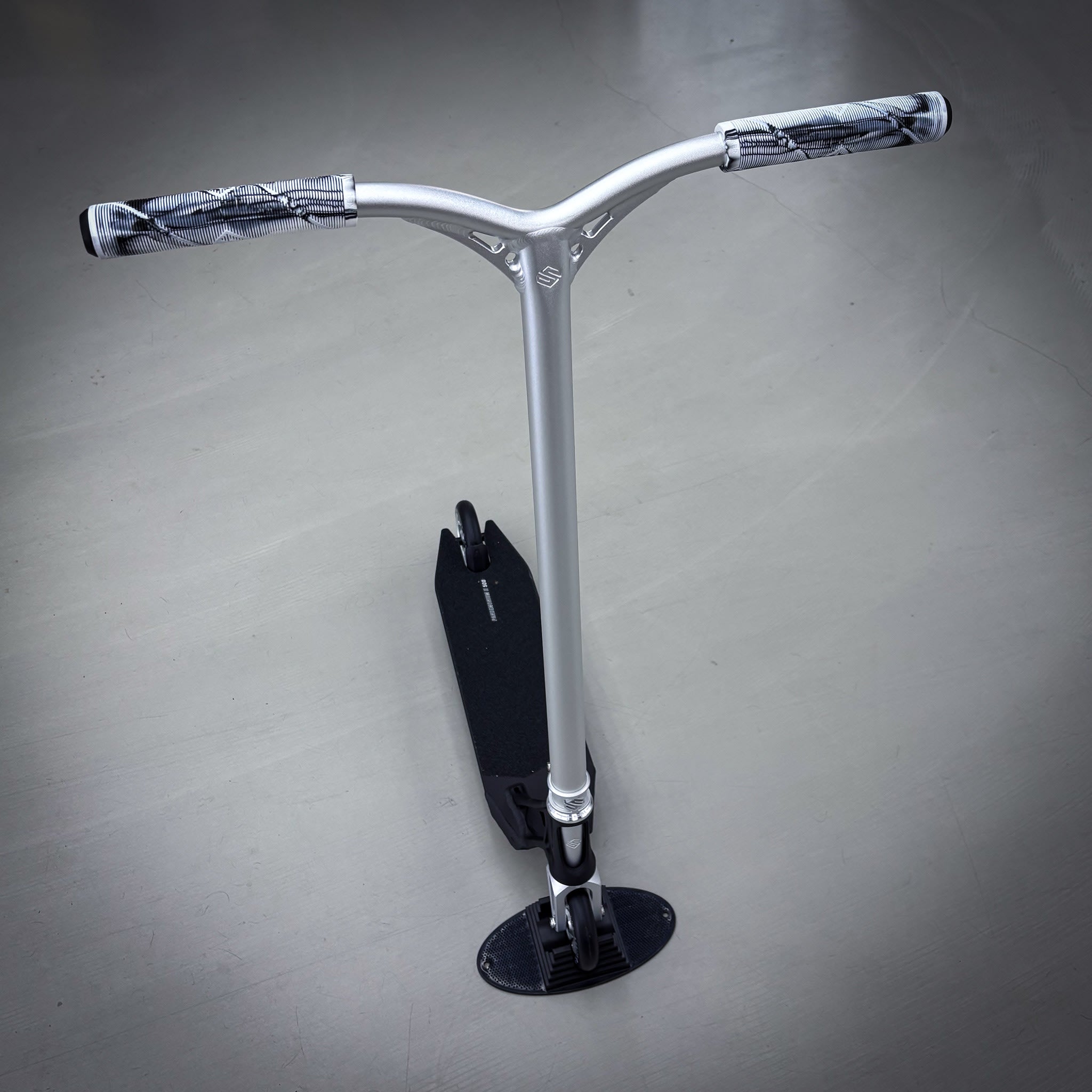 Striker Pande Black/Silver Custom Build - Black/Silver- ScootWorld
