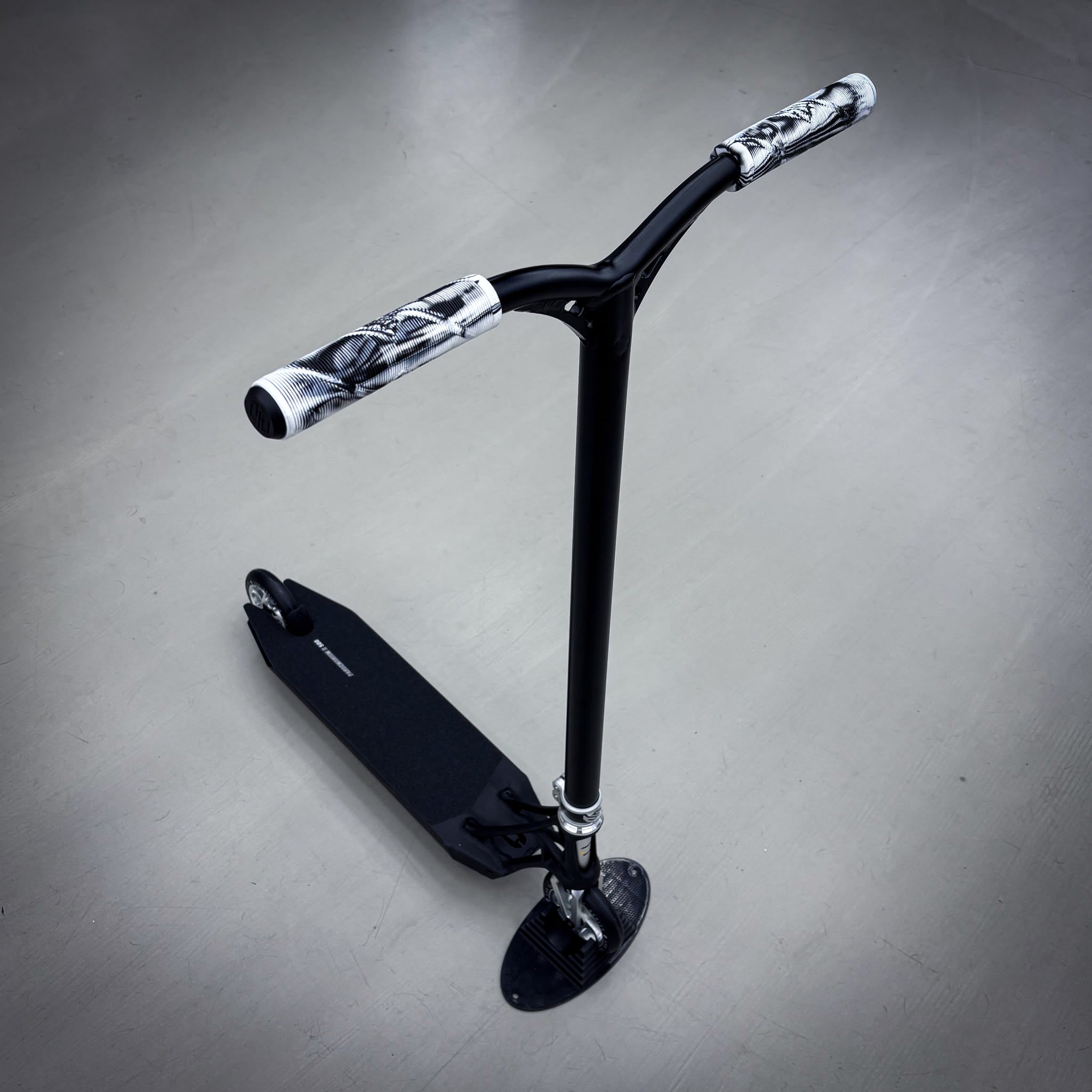 Striker Pande Black/Silver 500mm Custom Build - Black/Silver- ScootWorld