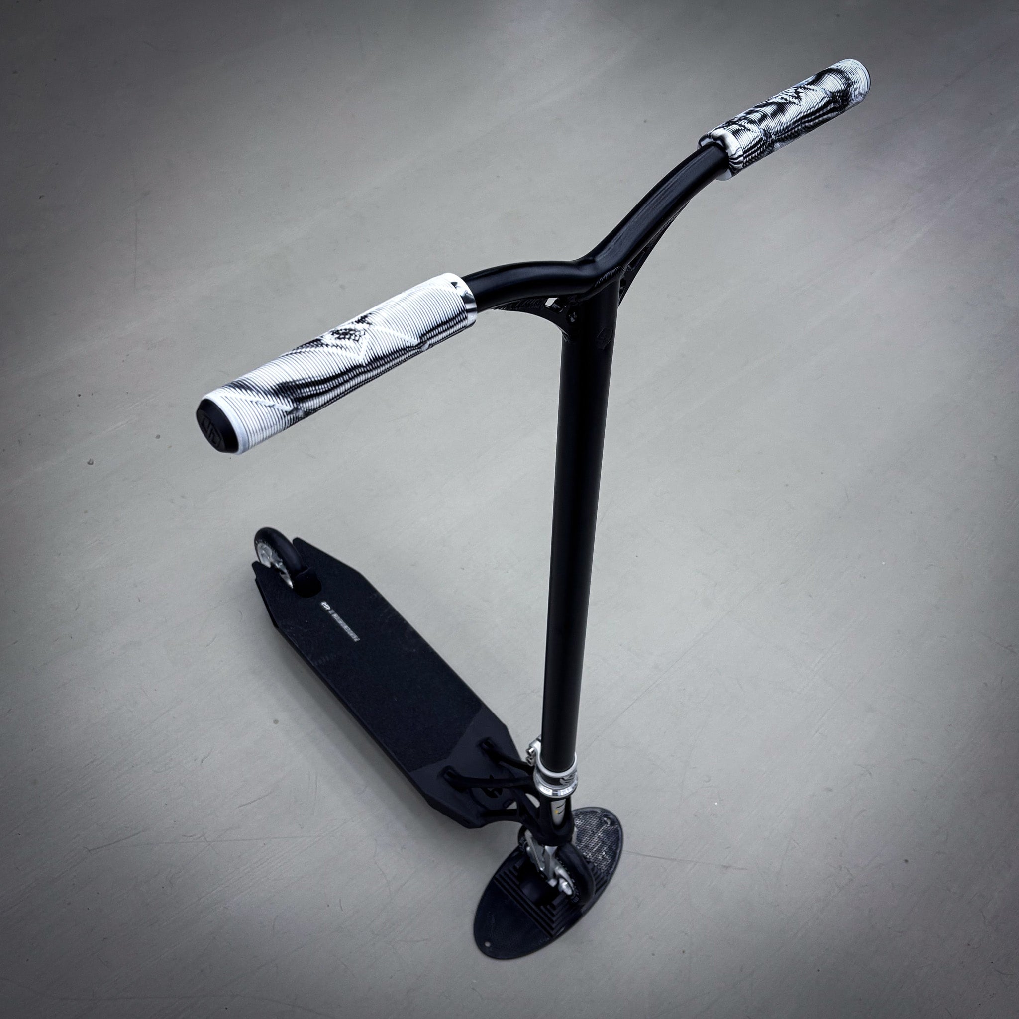 Striker Pande Black/Silver 460mm Custom Build - Black/Silver- ScootWorld