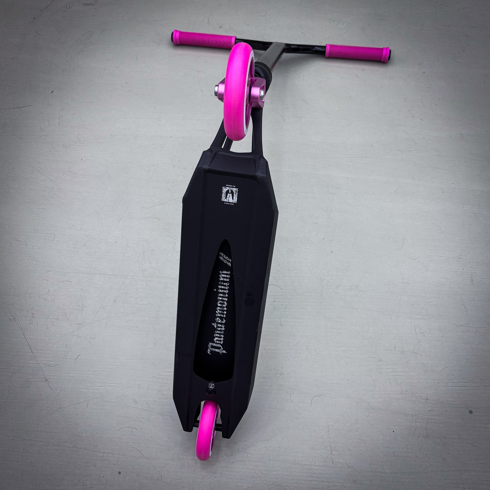 Striker Pande Black/Pink Custom Build - Czarny/Różowy- ScootWorld