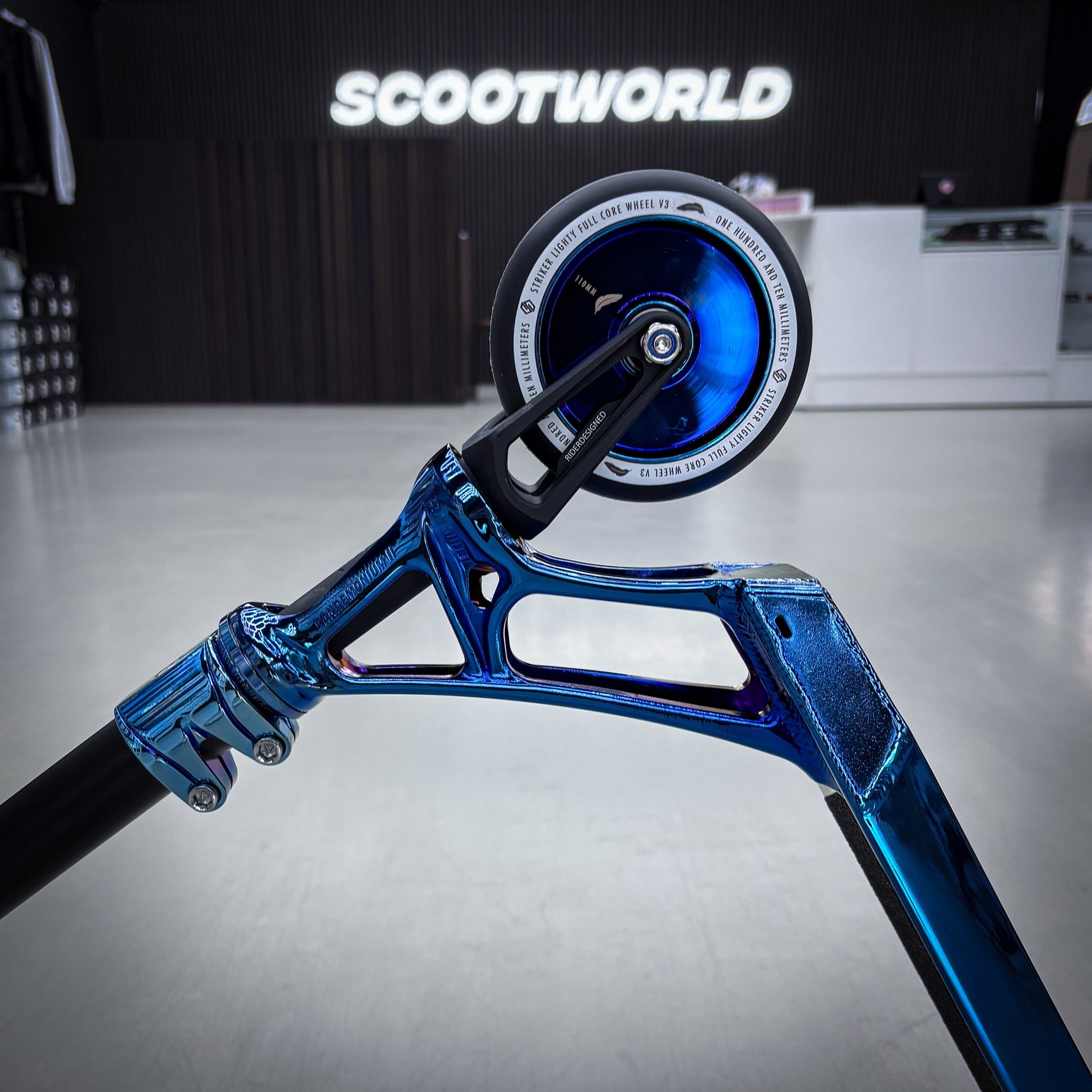 Striker Pande Blue Chrome Custom Build - Niebieski chrom- ScootWorld