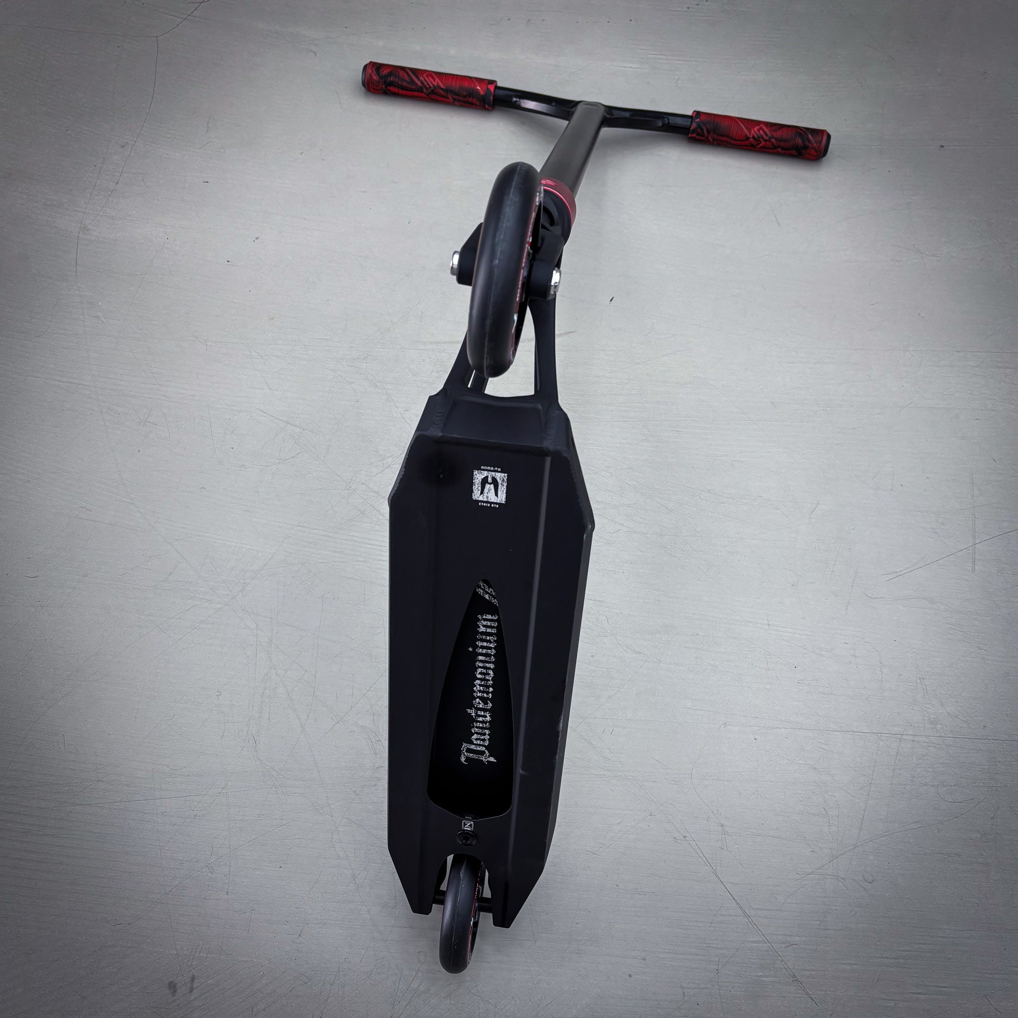 Striker Pande Black/Red Custom Build - Czarny/Czerwony- ScootWorld