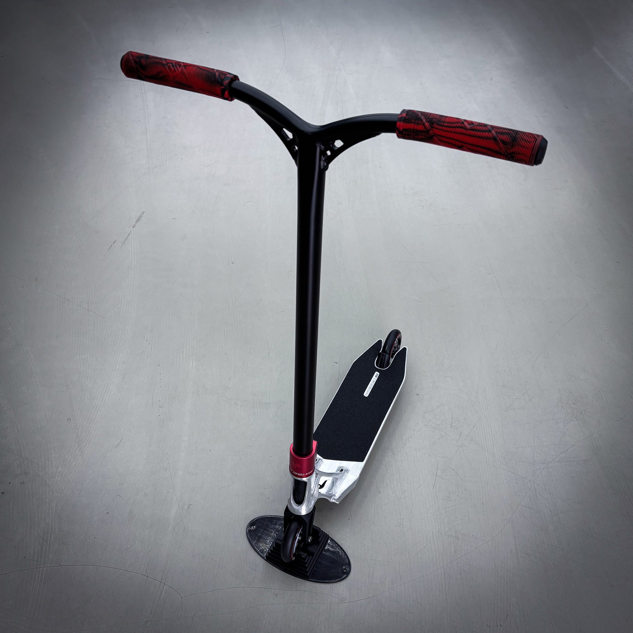 Striker Pande Silver/Black/Red Custom Build - Srebrny/czarny/czerwony- ScootWorld