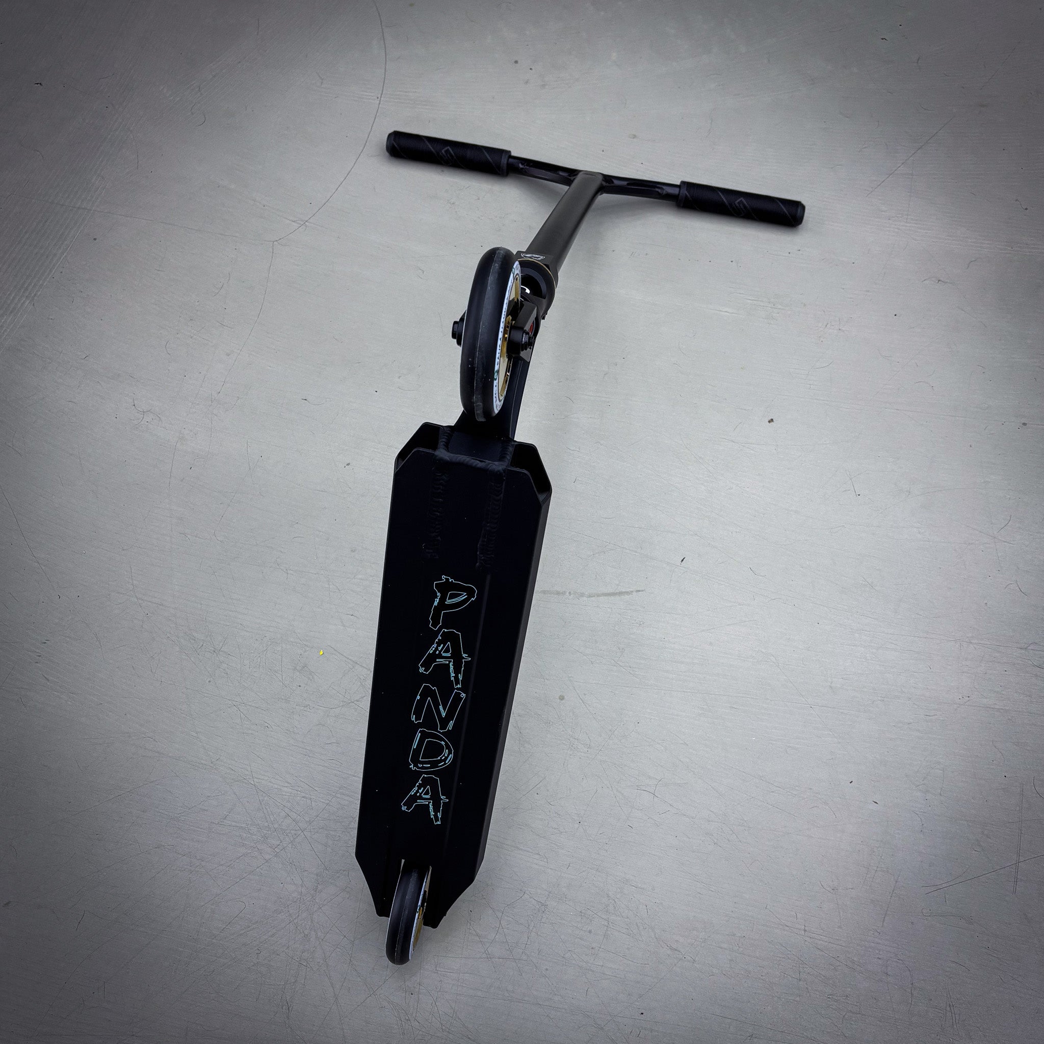 Striker Panda Freestyle Custom Build - Czarny/złoty- ScootWorld