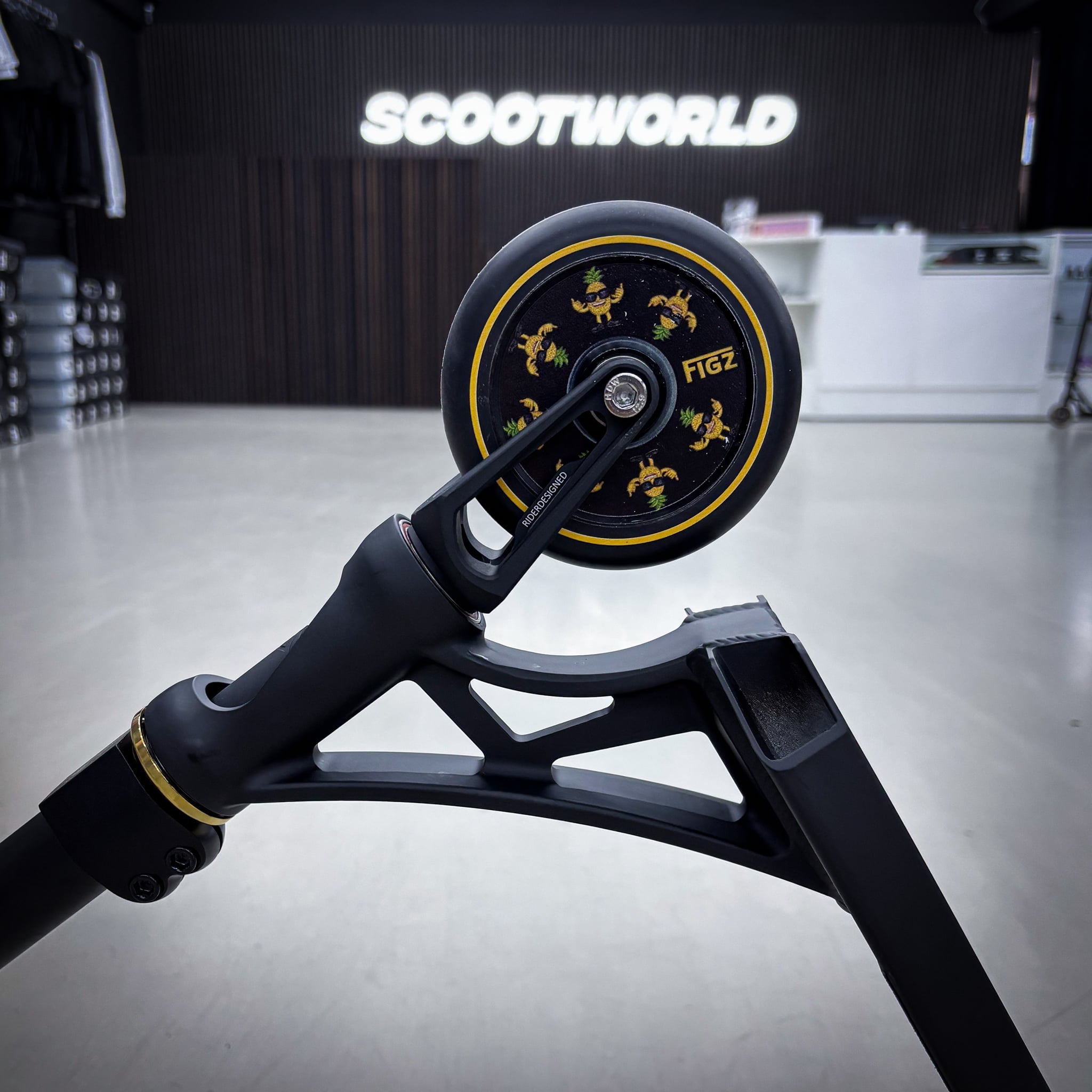 Striker Panda Custom Build - Czarny/złoty- ScootWorld