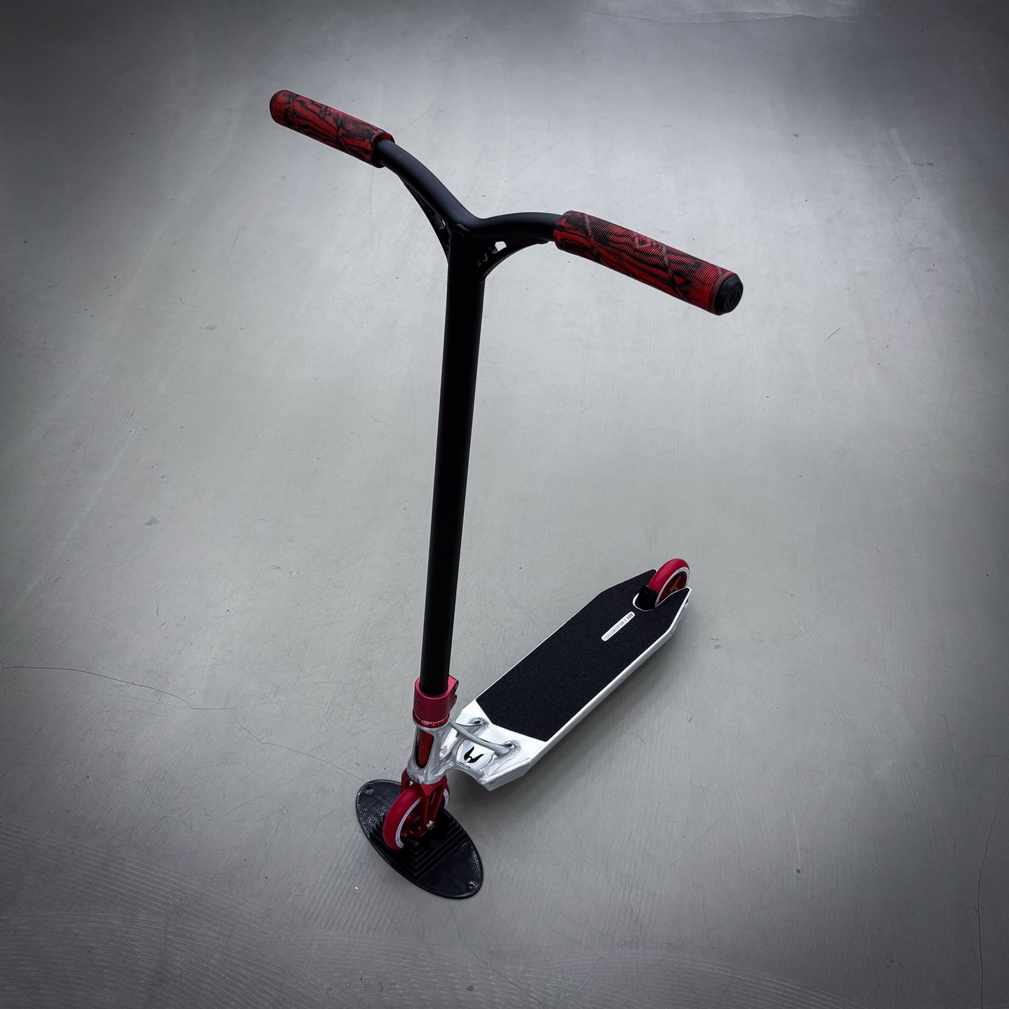 Striker Ethic Silver/Red 500 Custom Build - Czarny/Czerwony- ScootWorld