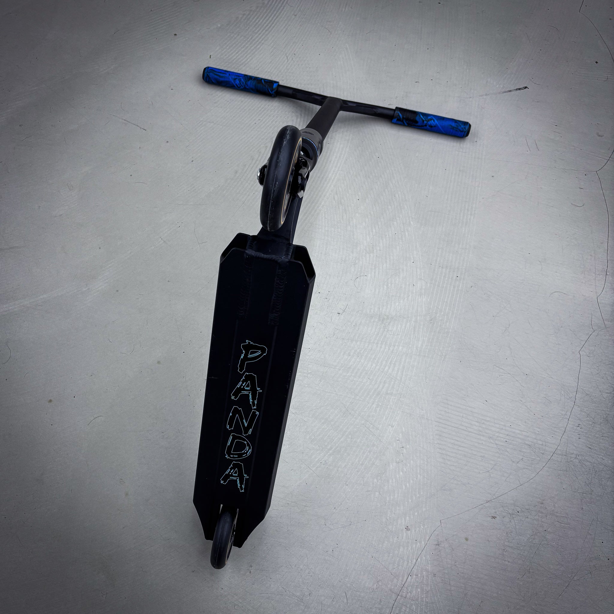 Striker Panda Custom Hulajnoga - Czarny/Niebieski- ScootWorld