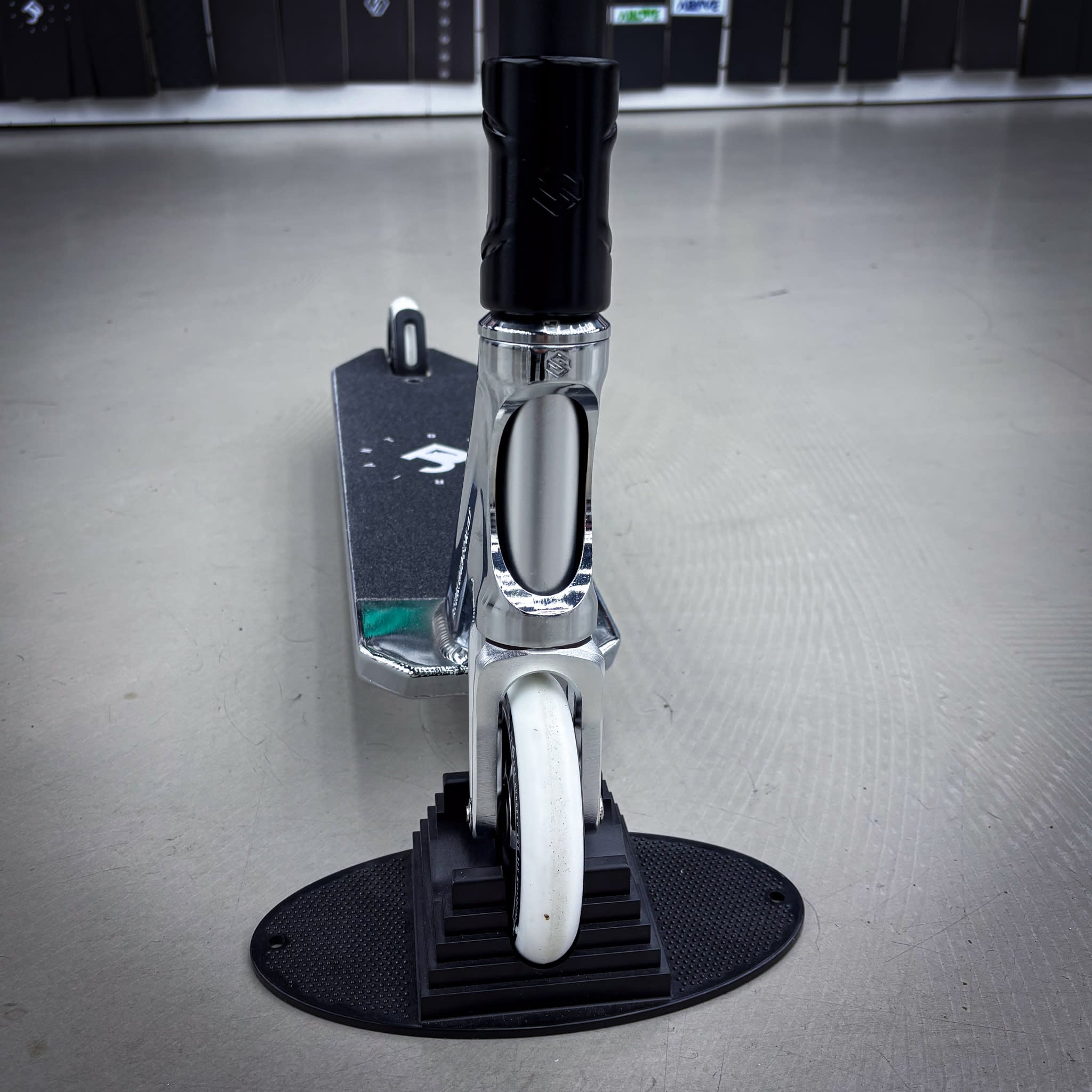 Striker Black/Chrome Custom Hulajnoga - Czarny/Chrom- ScootWorld