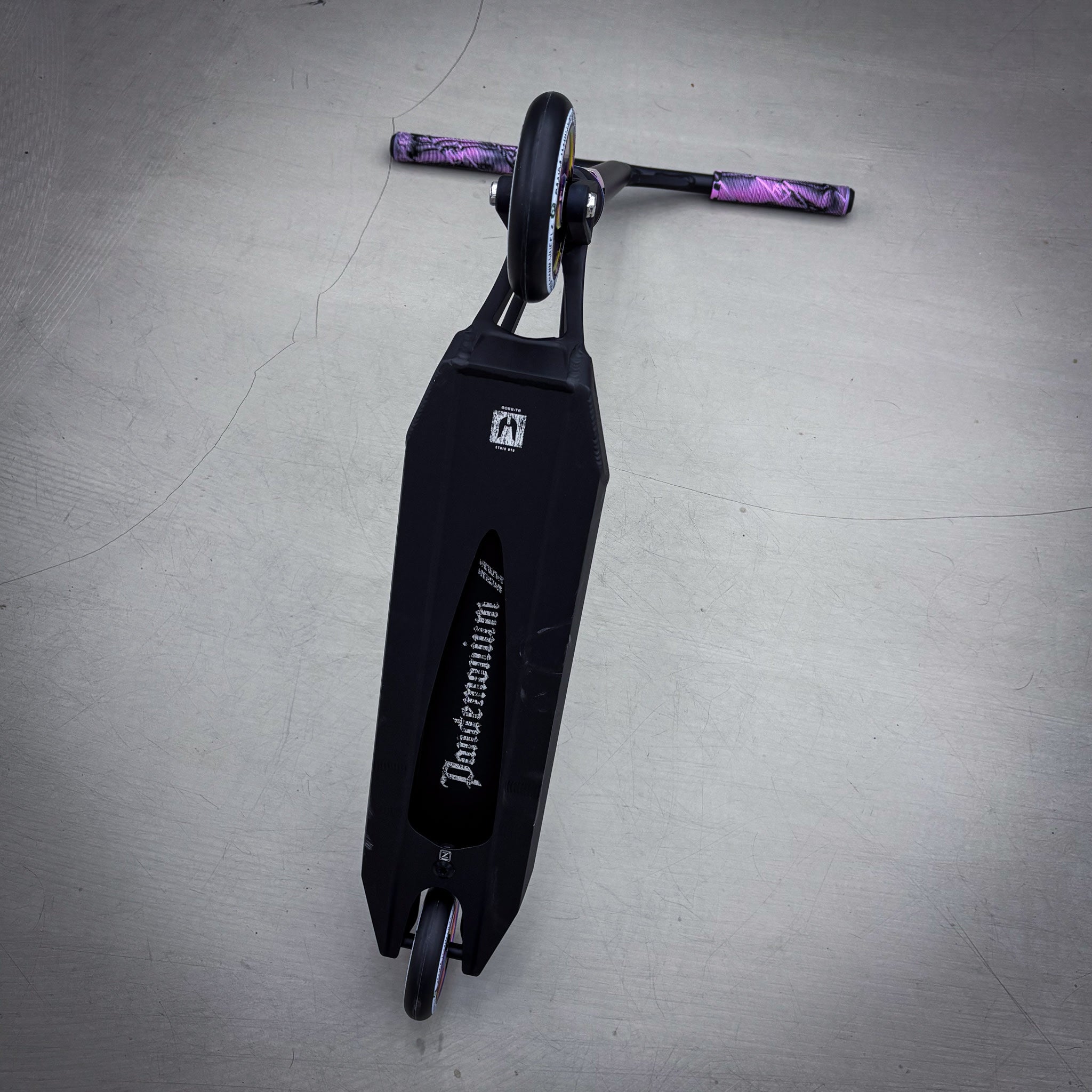 Striker Ethic Pande Black/Rainbow Custom Hulajnoga - Czarny/Tęczowy- ScootWorld