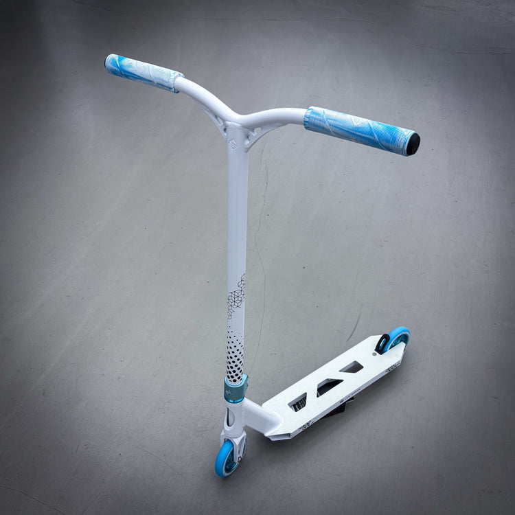 Striker Lux V2 White/Teal Custom Hulajnoga - Biały/turkusowy