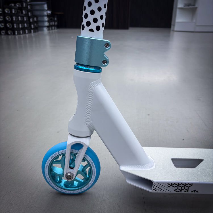 Striker Lux V2 White/Teal Custom Hulajnoga - Biały/turkusowy