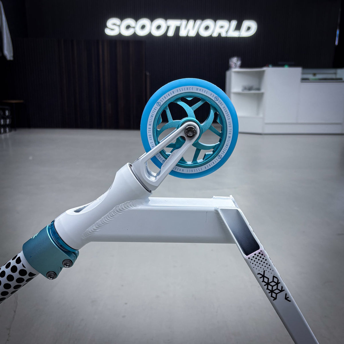 Striker Lux V2 White/Teal Custom Hulajnoga - Biały/turkusowy