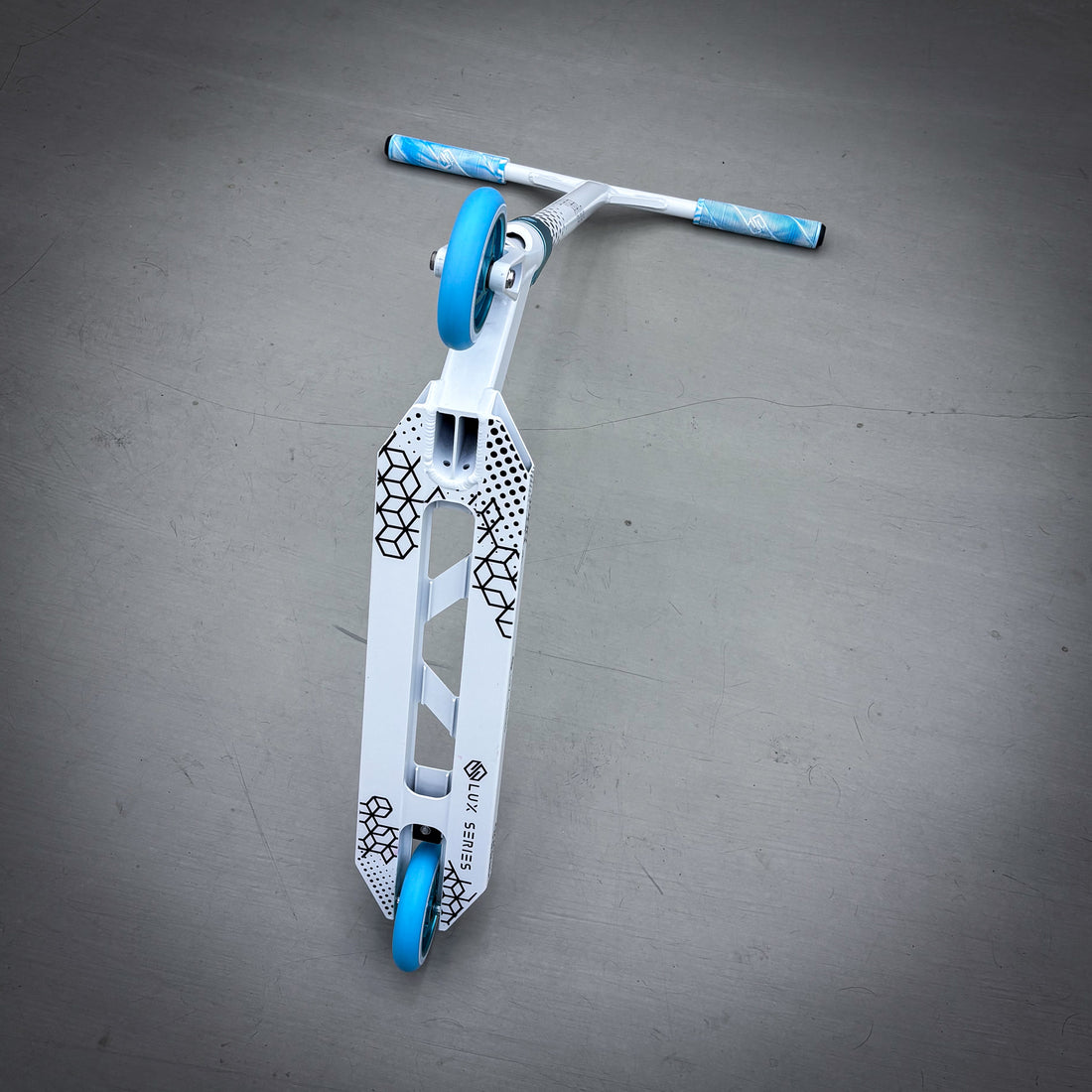 Striker Lux V2 White/Teal Custom Hulajnoga - Biały/turkusowy